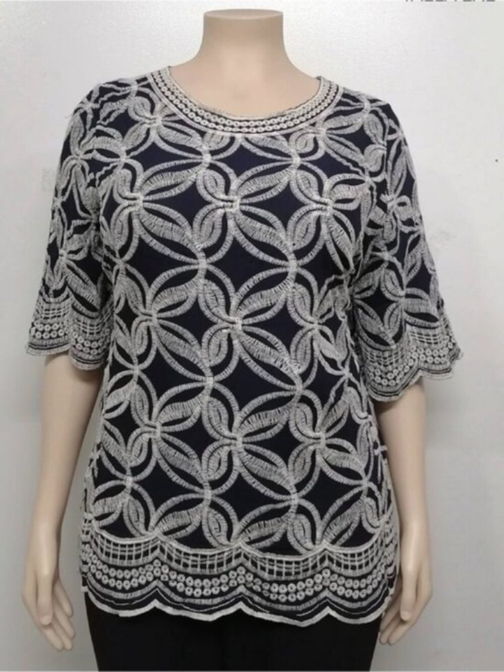 Solitaire embroidered boho-style tunic blouse in ivory/navy, flutter sleeves. 1X